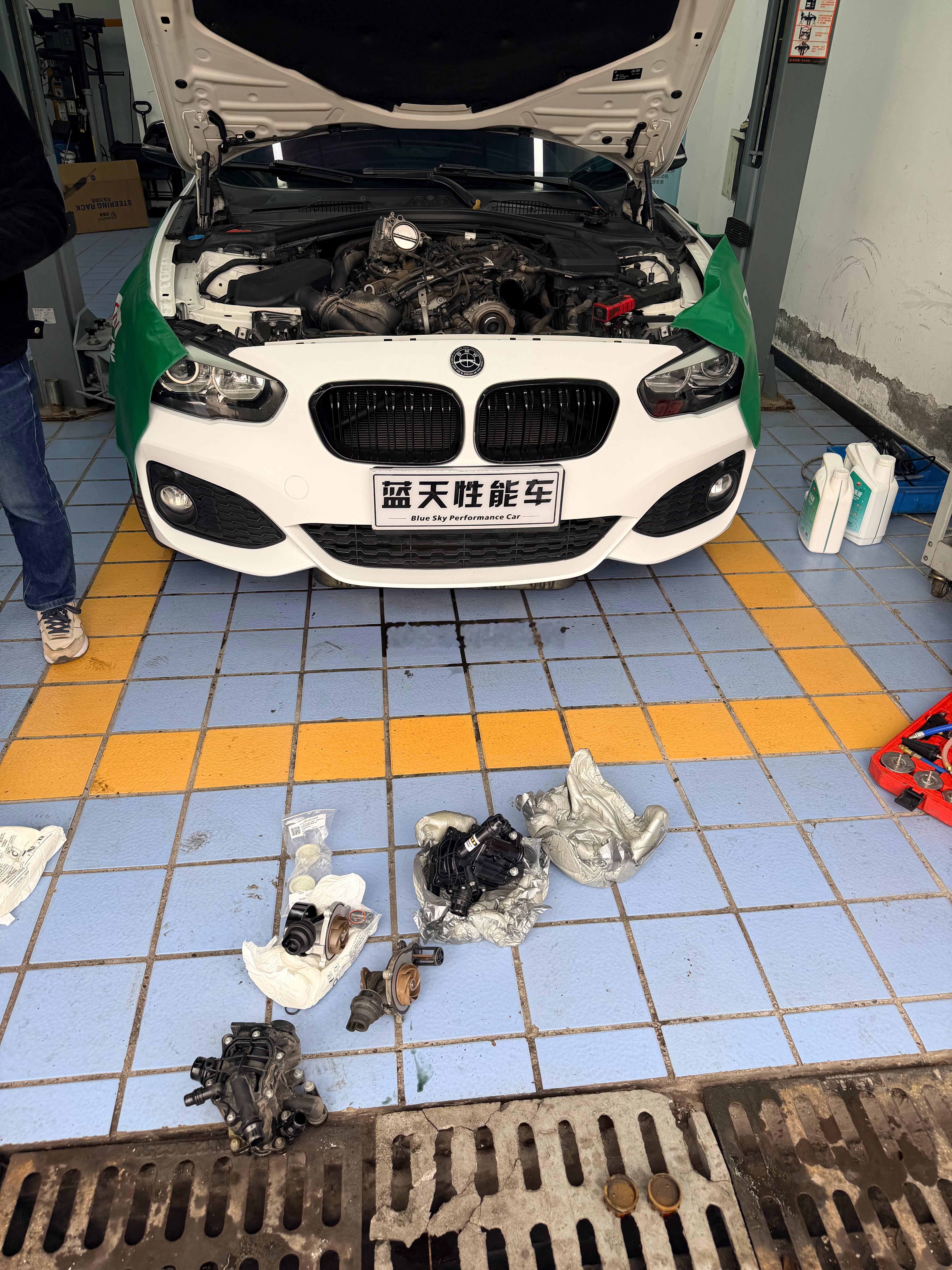 定金收了，发现漏水B48啊，给客户换水泵节温器正时机油堵盖。 