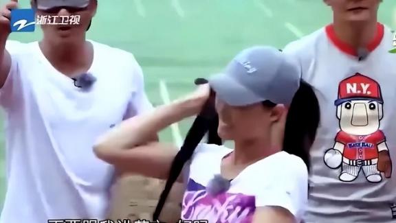 “我不喜欢中国！”一句话让全场氛围降至冰点，2015年世界体操冠军李小鹏携妻子上