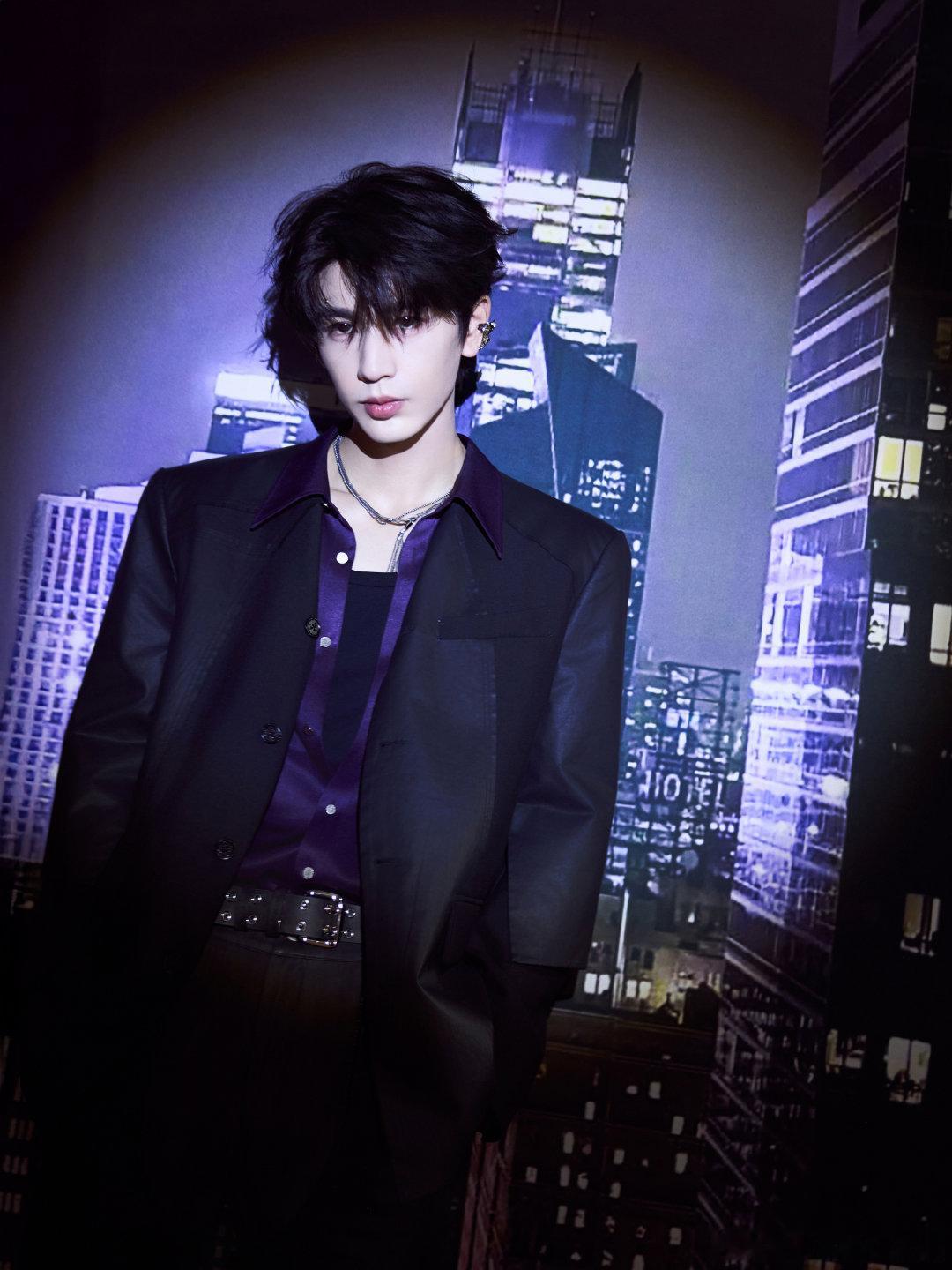 张凌赫 张凌赫解锁电竞男主天花板！无畏契约赛场操作获职业认可，ID梗超萌，理工背