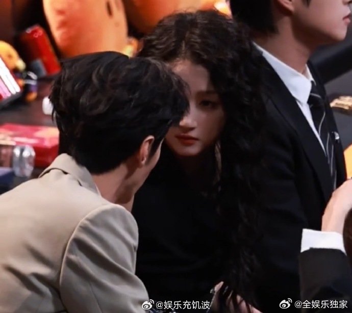 关晓彤陈哲远热聊关晓彤陈哲远内场热聊 微博之夜内场甜度拉满！关晓彤陈哲远面对面热