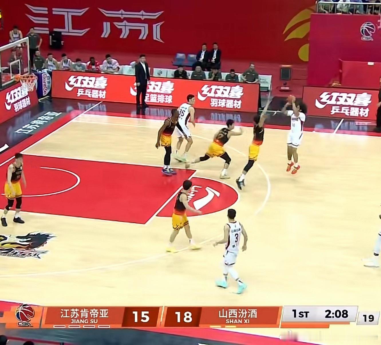 刚打开直播就看见了尼宝登场，上来就是自信三分