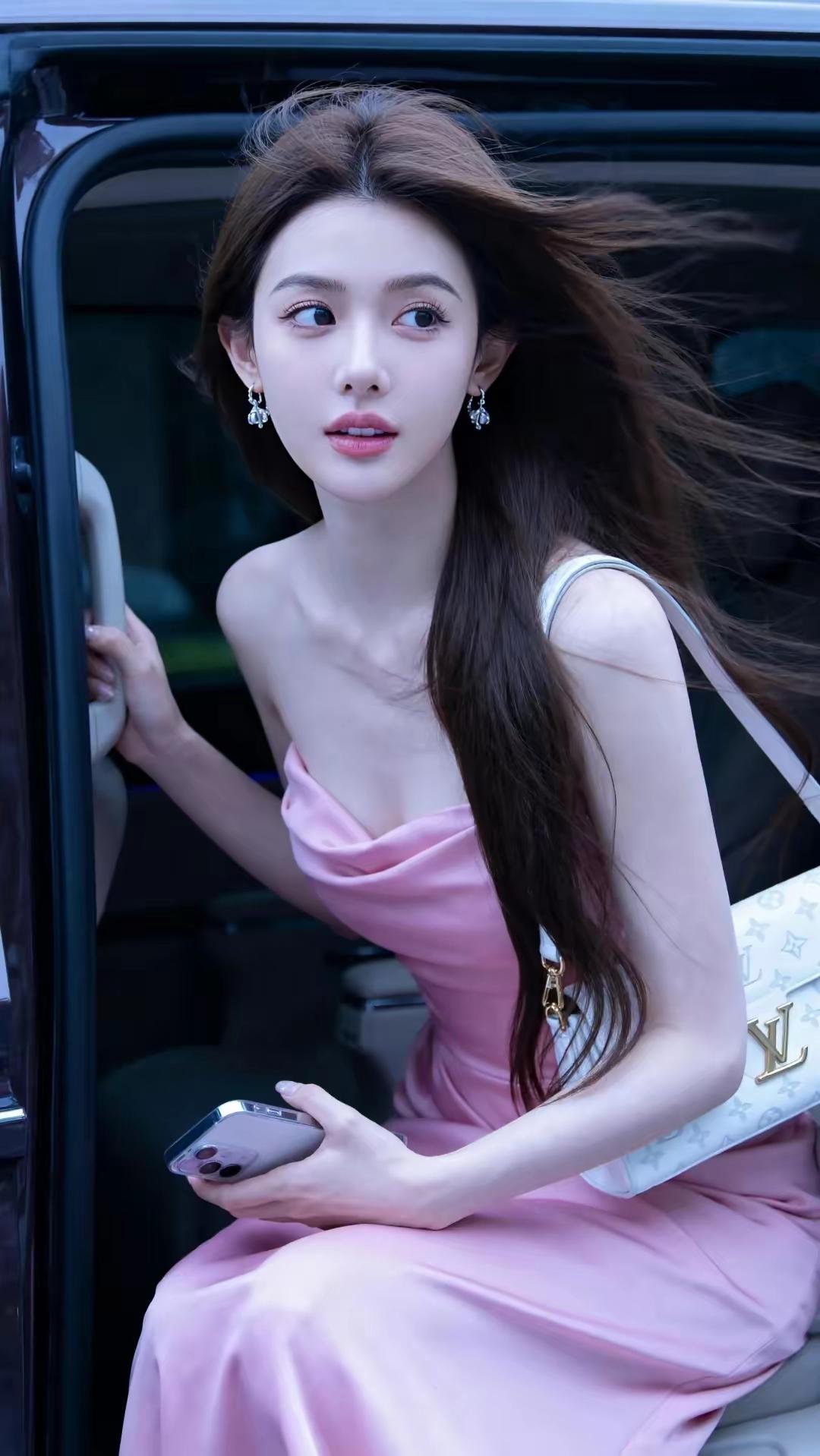 优雅下车瞬间，粉色裙摆飘逸，手机轻握，时尚感满满！💕👗📱
