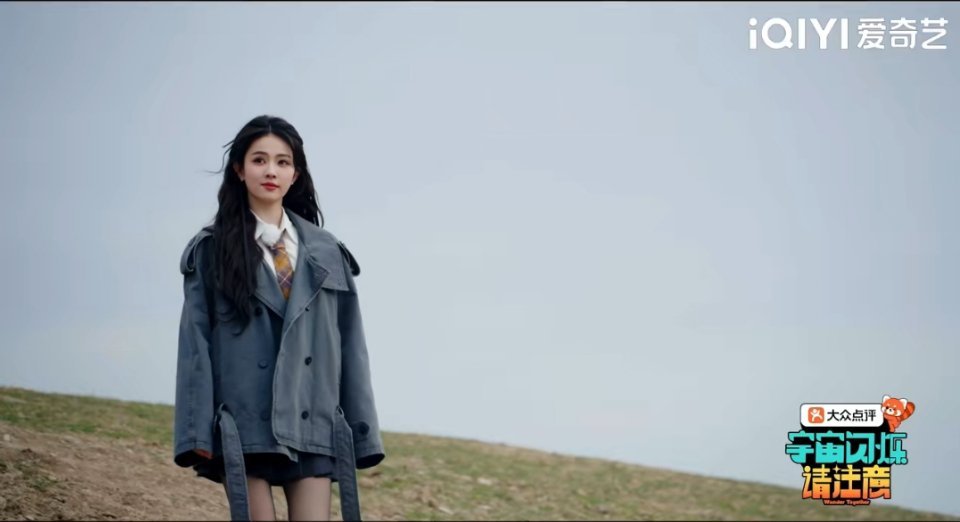 白鹿以为是个很浪漫的开场，穿着好看的裙子，结果被王鹤棣范丞丞以很抽象的方式迎接王