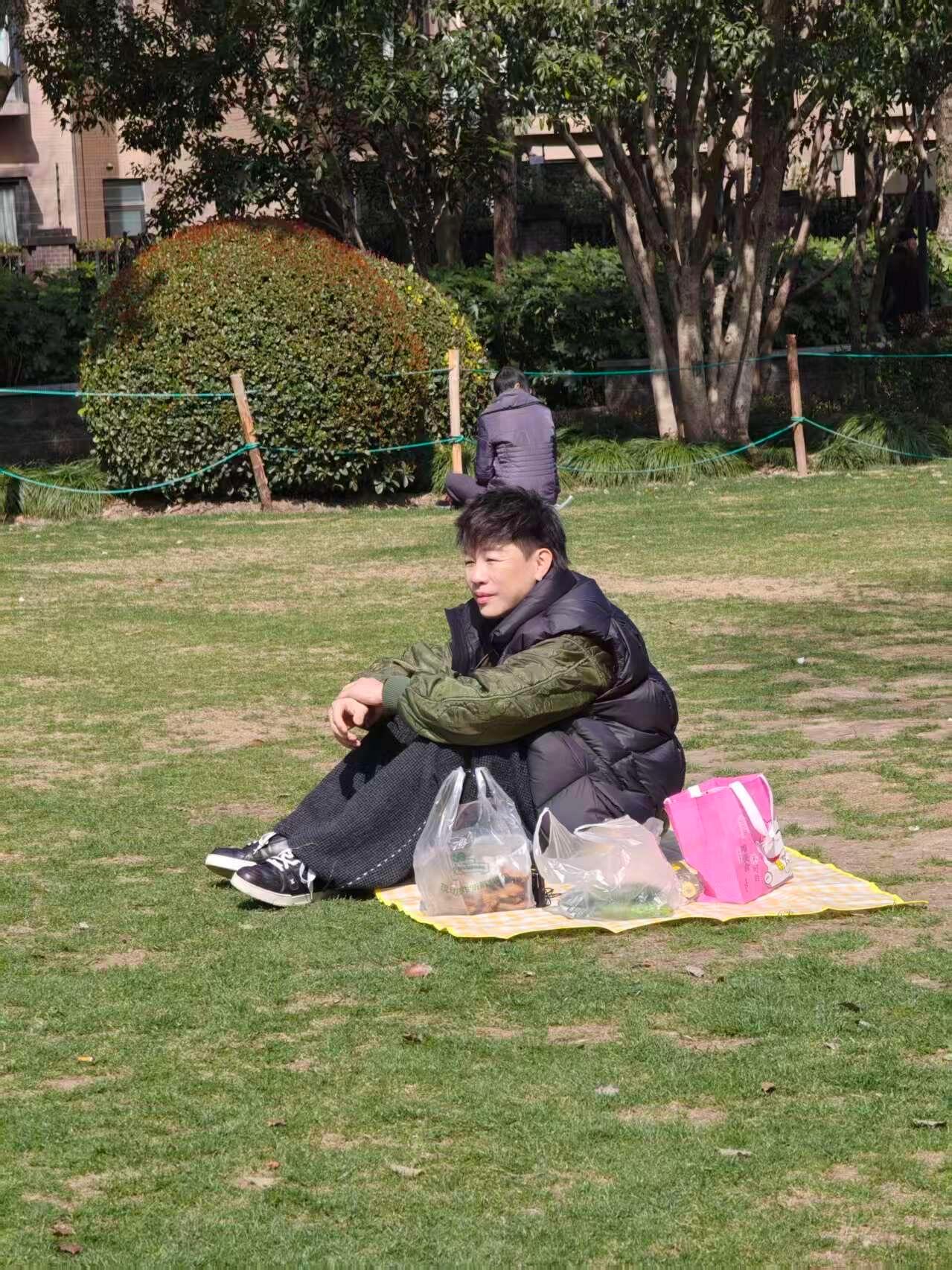 公园偶遇胡彦斌请问胡彦斌老师在录节目吗还是自己一个人休息 