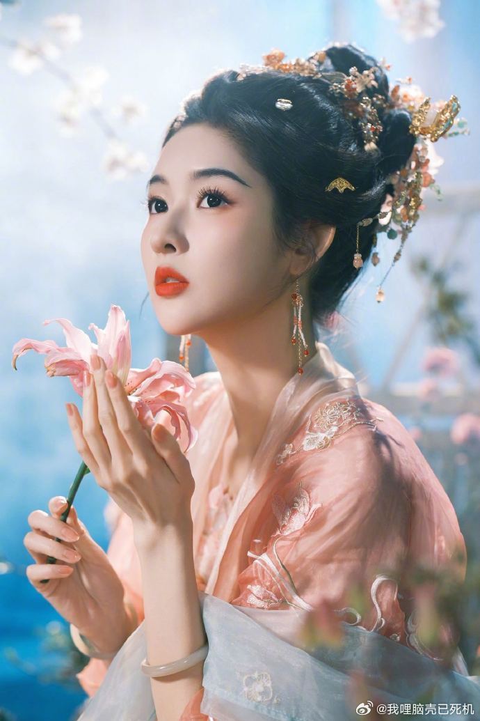 刺棠的女主张凌赫王玉雯二搭张凌赫王玉雯二搭，刺棠的女主从张婧仪传到了王玉雯了，期