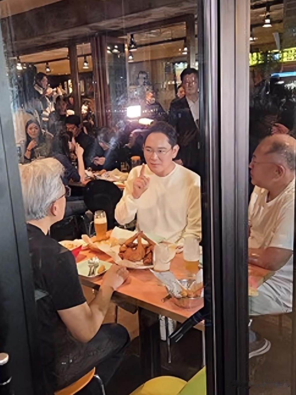 英伟达都成全球市值第一的公司了，黄仁勋还在卖力给三星会长李在镕捧场！

一边是身