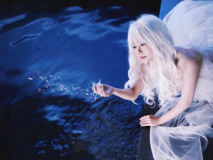 身穿白裙垂眸沉思，清冷优雅宛如神女——谭松韵。每日明星美图分享