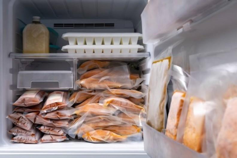 适量食用并选择高品质产品可补充所需营养，但长期大量食用可能因高油高盐、添加剂等问