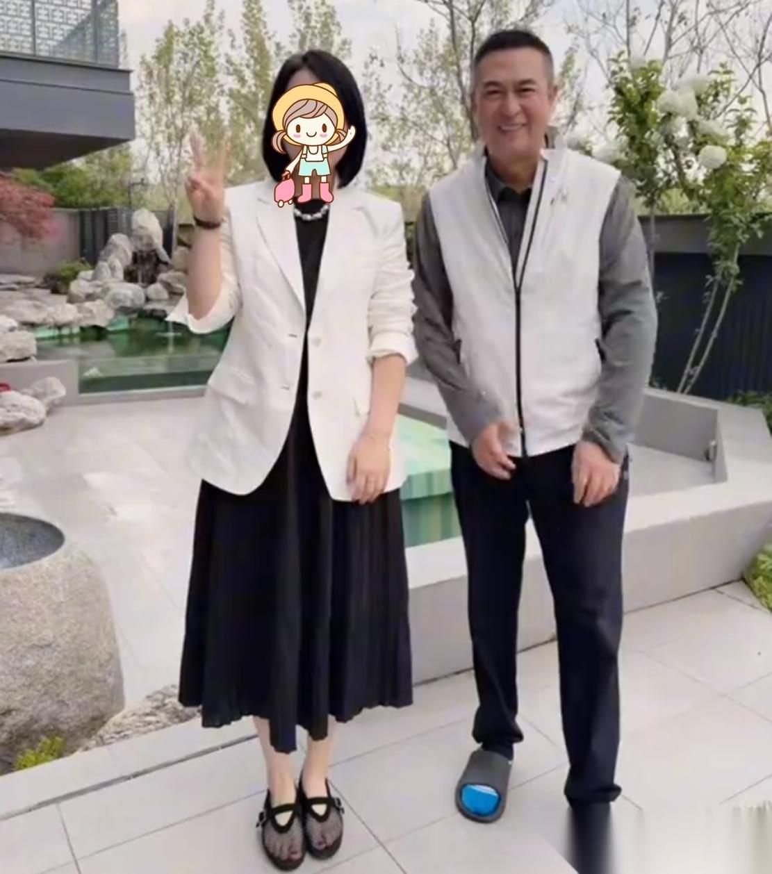 张嘉译在西安老家庆祝56岁生日，住在独栋大别墅里的他有着超大的院子，院子种满绿植