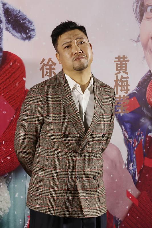 贾冰这次算是被“兄弟”给背刺了，一段包间里喝酒抽烟、飙几句脏话的视频被发到了网上