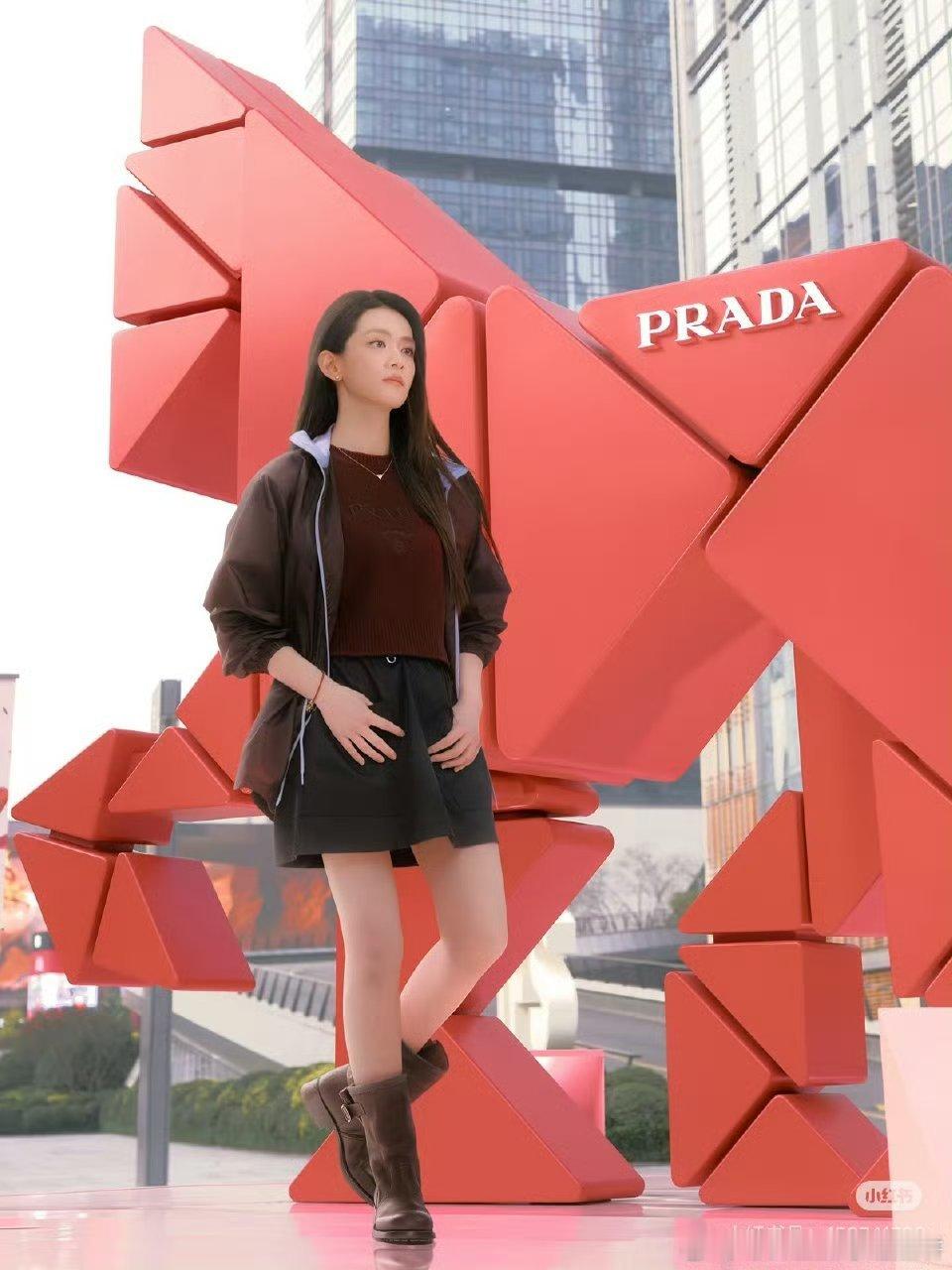 杨幂、马龙、陈昊宇的最新Prada大片  红色环绕着 好大气