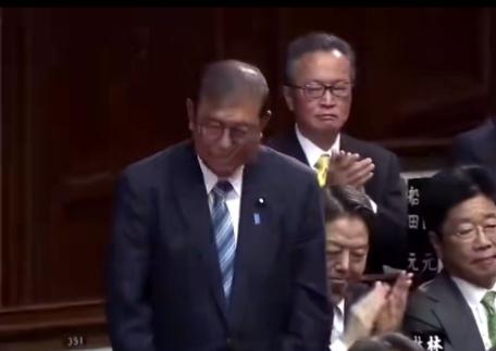 日本人为什么不能道歉？ 
        刚刚“下岗”的日本前首相石破茂向中国道