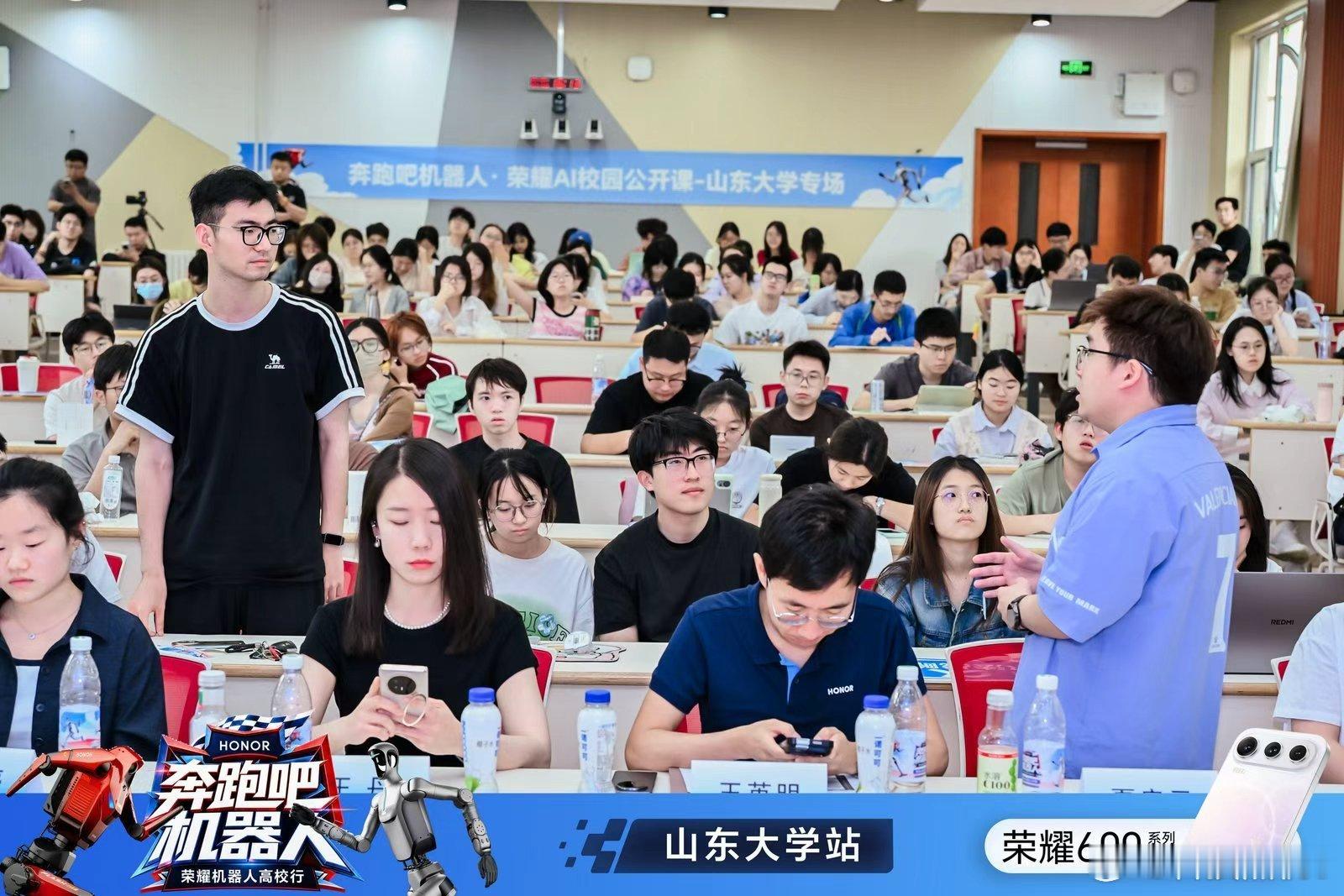 奔跑吧机器人忙着四处出行的荣耀元气仔被满满的工作缠身，浑身裹着浓重班味，特地落脚