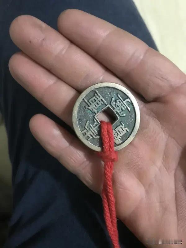 小拇指相扣，心脉相通；铜钱悬梁，天地为证；拇指相爱，以母亲之名做保！
拉钩上吊一