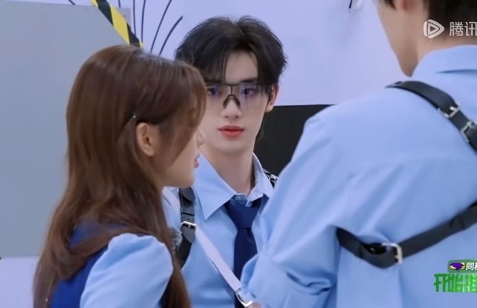 杨超越全世界第一配合之人杨超越明知故晕开始推理吧 周柯宇说要展示喷雾效果，张凌赫