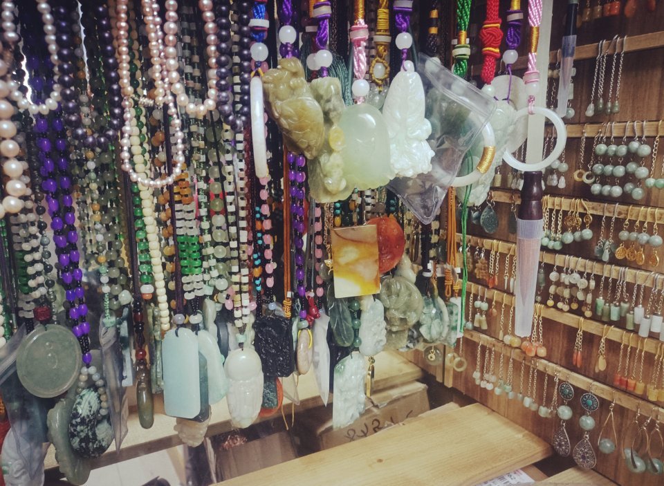 我就不理解为什么要带那些金属的，你看我就只带玉的。天然玉石多好啊，平时戴便宜的，