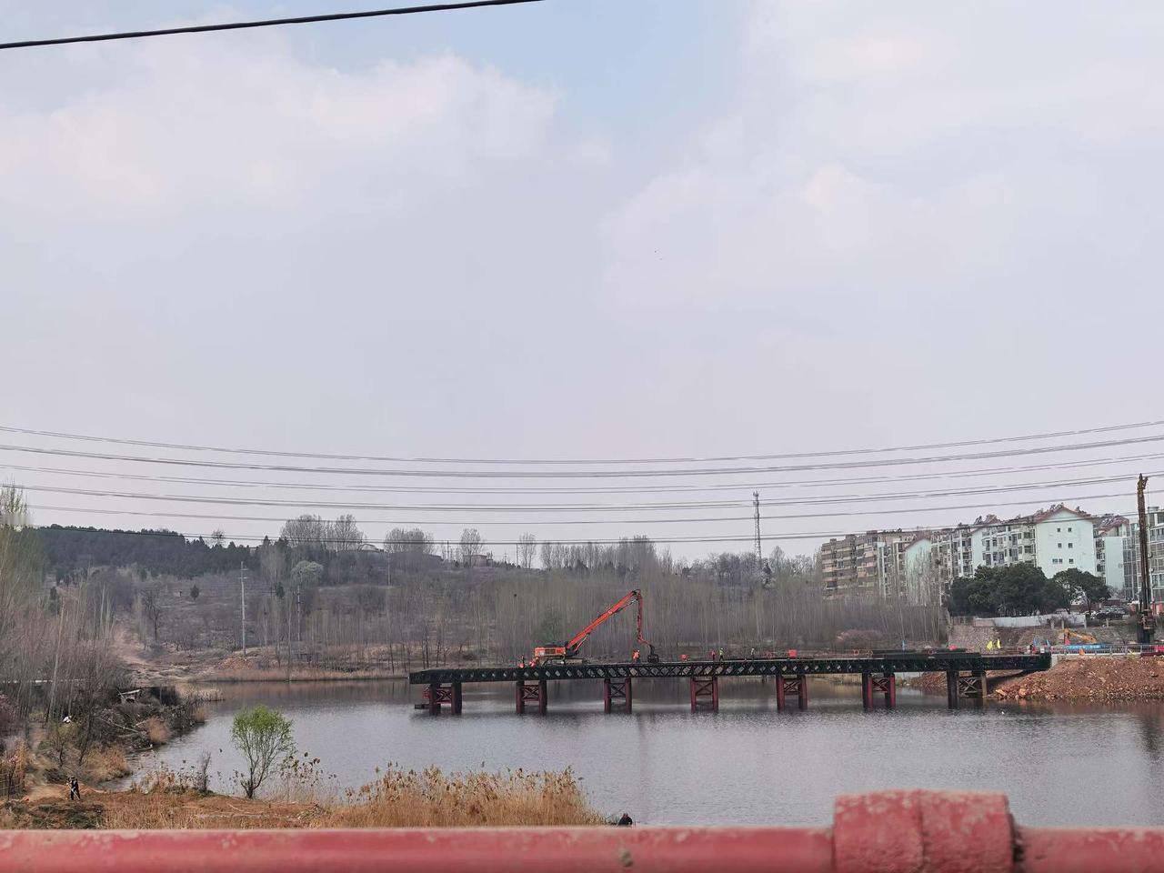 费县洞山大桥机械进场后施工进度不错，大家都盼着它早日通车呢。之前费县大王庄桥被超