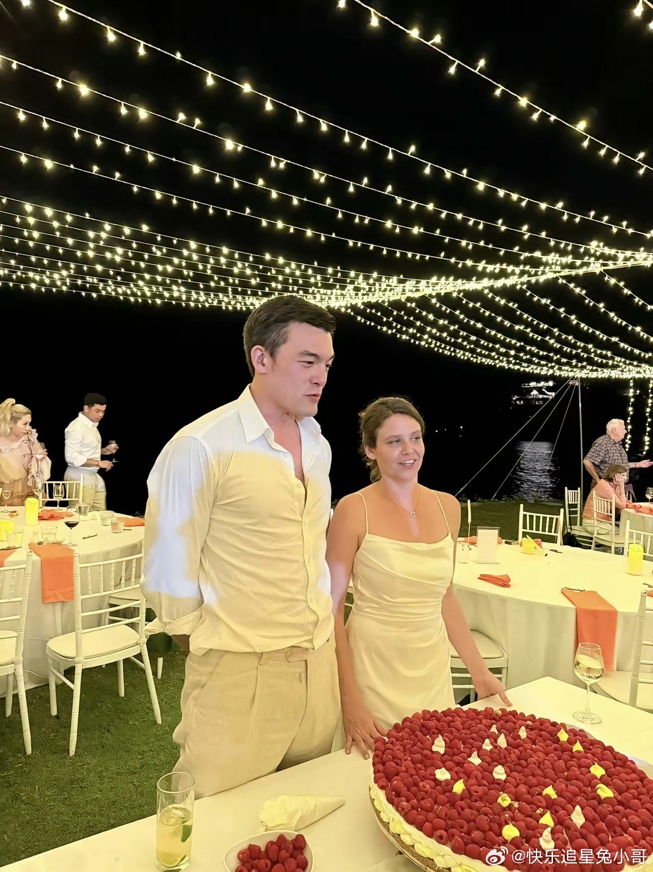 杨恭如39岁弟弟泰国大婚，外国妻子样貌普通，母亲穿旗袍优雅贵气！ 