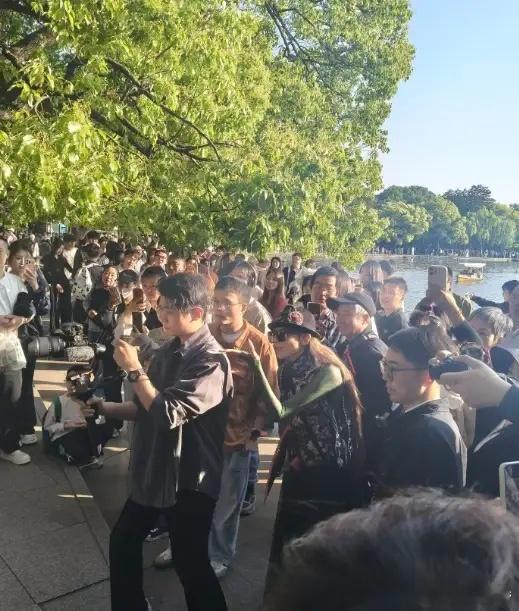 很多网友透露，在杭州西湖没想到遇见了杨丽萍，她当天一身绿色民族风服装露面，永远都