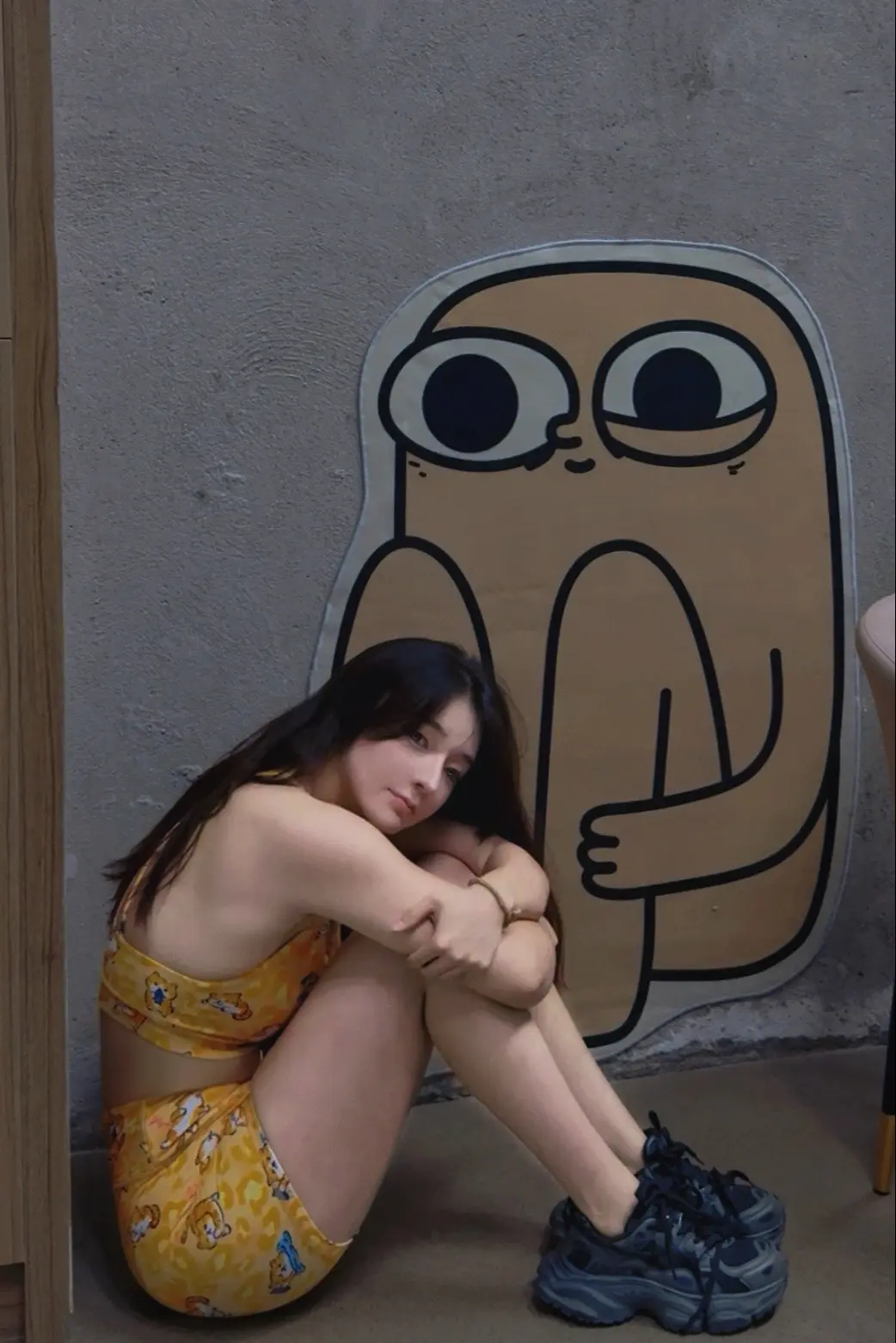 心疼的抱住胖胖的寄几。