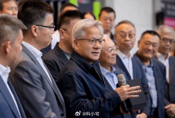 黄仁勋谈年轻人失业：你不会被AI取代 但会被一种人替代 