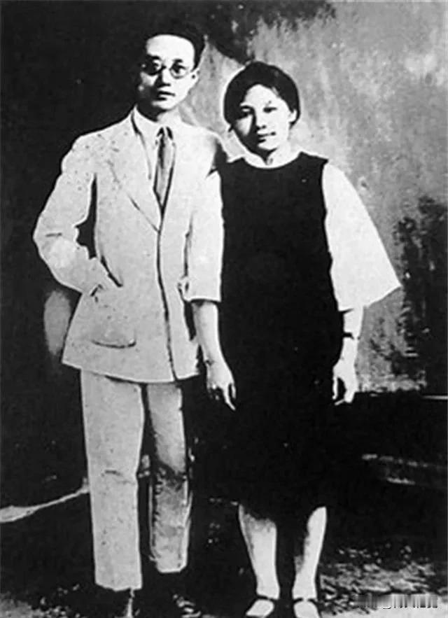 1924 年，革命热潮中，瞿秋白的花边新闻占据《民国日报》头版头条。瞿秋白是“革