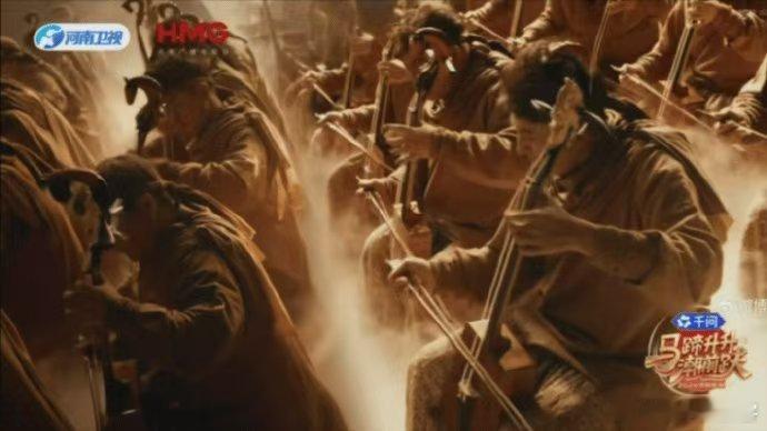 杨丽萍和千问的马舞封神杨丽萍马舞气韵磅礴，东方仿生美学封神，刚劲灵动，尽显龙马精