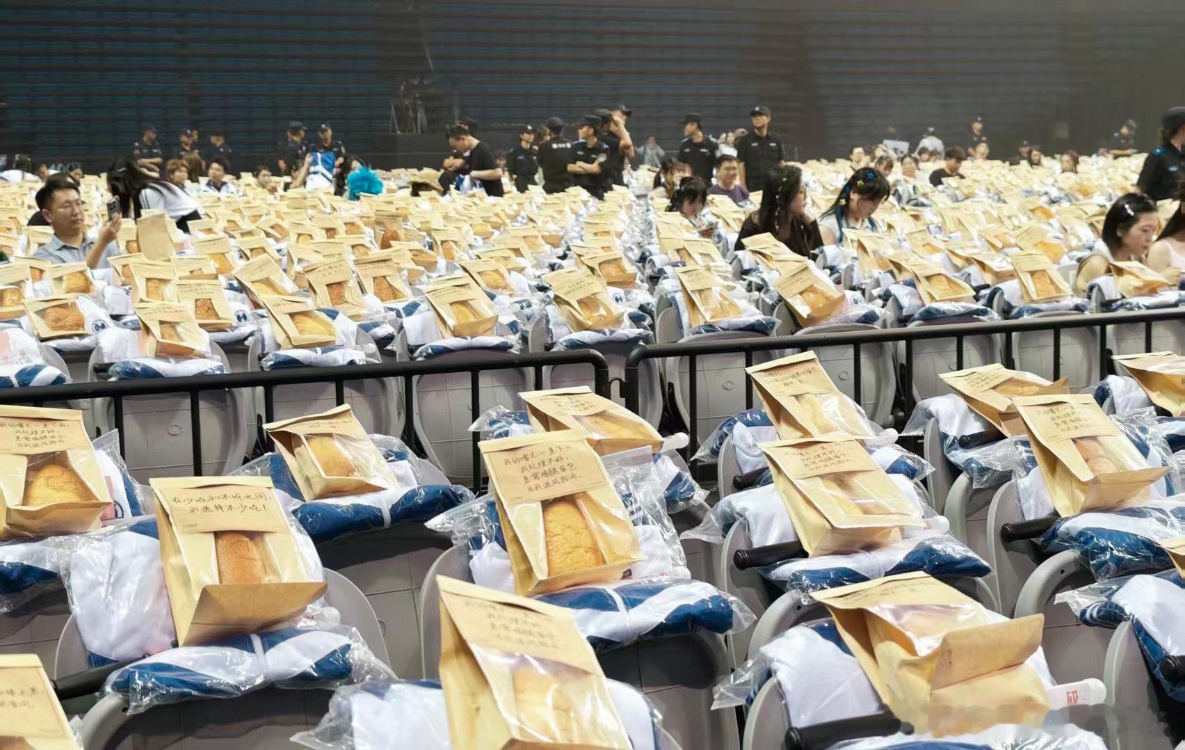汪苏泷许嵩徐良演唱会撞档 很难不偏爱徐良的巡演，每场都有全新创意活梗，青春氛围感