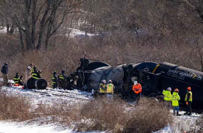 【美国一列载有危险化学品的列车脱轨】国铁微闻 美国东部时间2月5日上午，一列载有