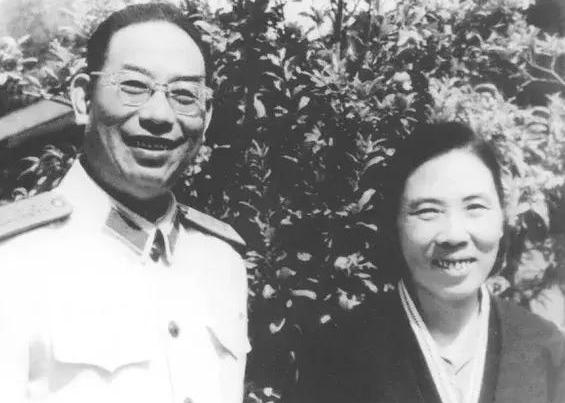 1938年，许光达和分别10年的妻子终于团聚，谁料，就在妻子要扑到许光达怀里时，