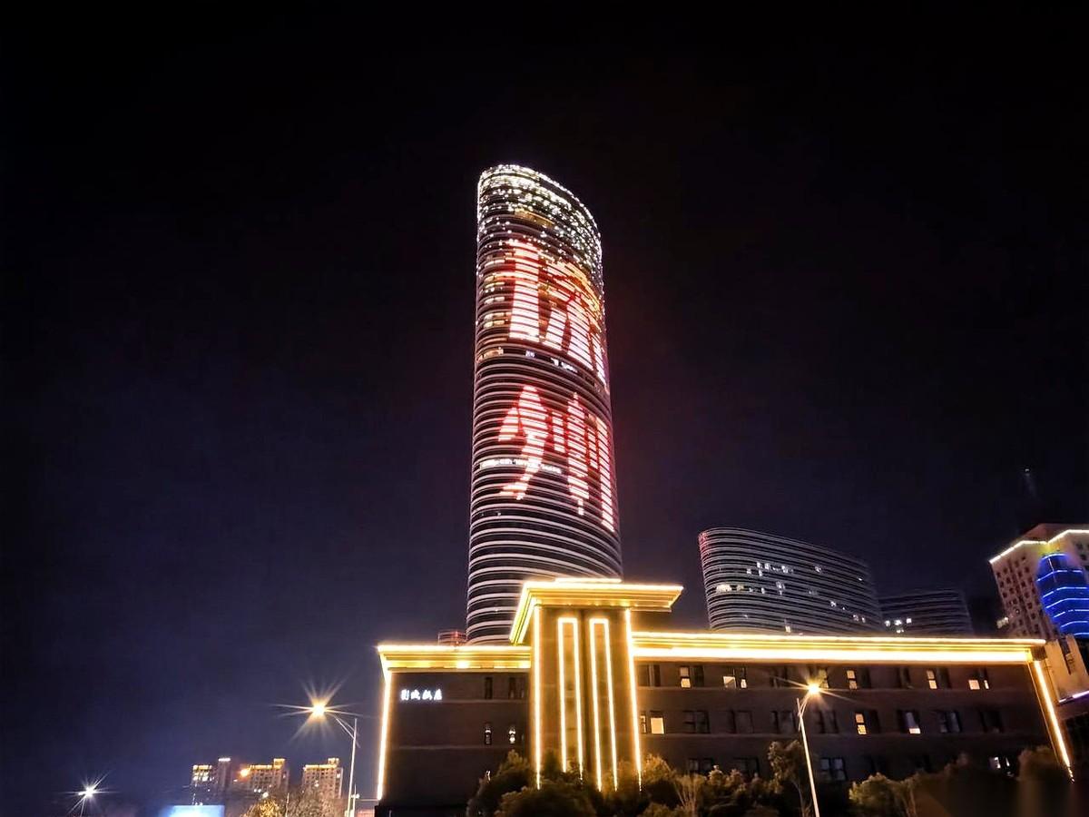 一辆常州开过来的车，后挡风玻璃上贴着一行字：“助力徐州2026GDP破万亿”。