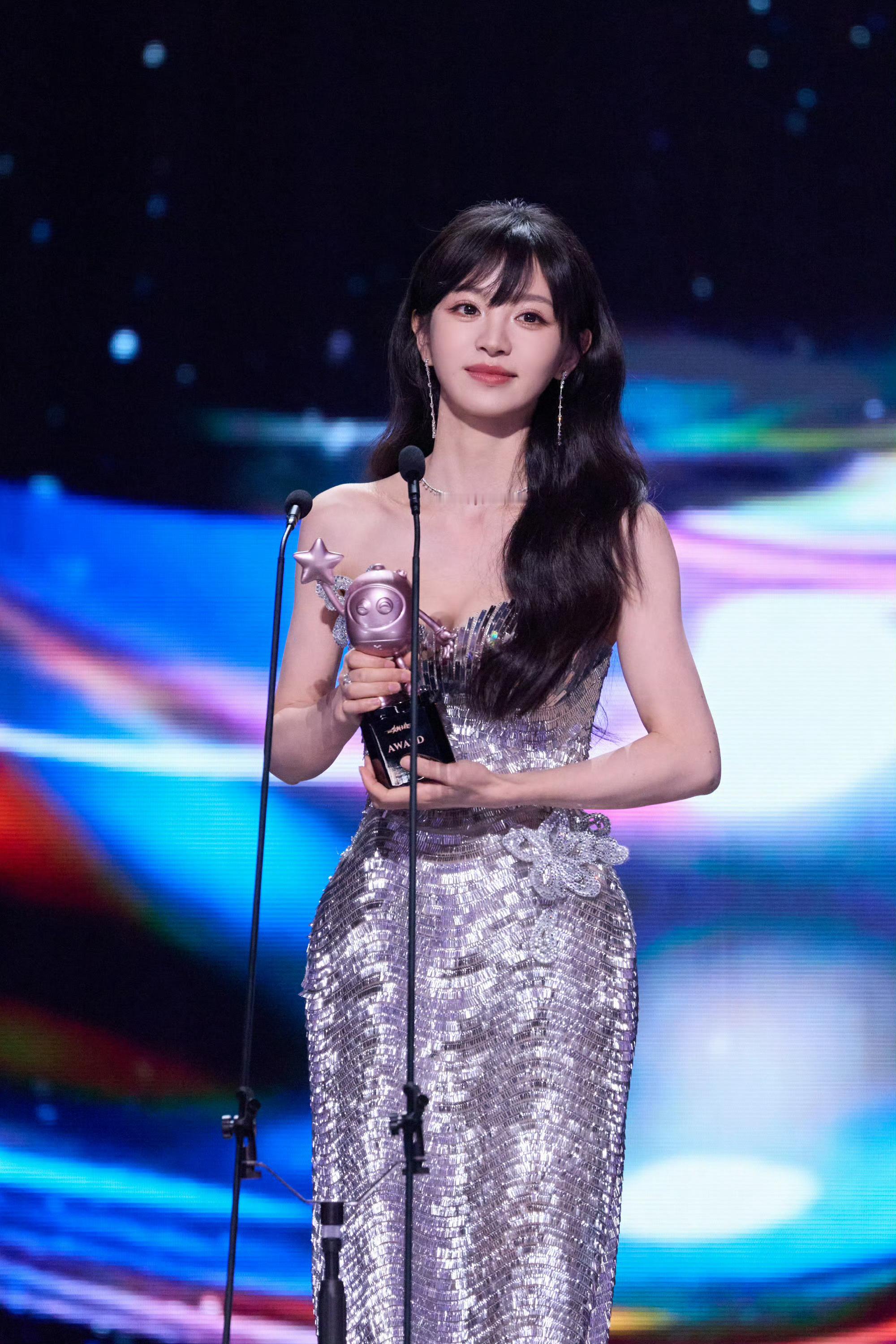 田曦薇星途璀璨 未来我们一直都在！！！一直陪着你