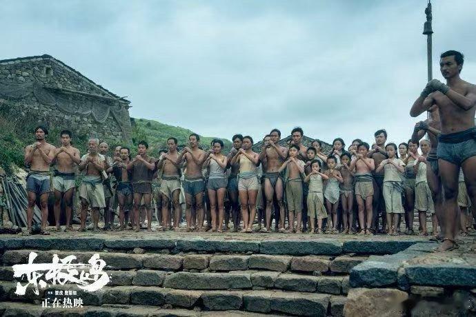 人民网评东极岛 朱一龙在里面的表现很亮眼，一把小刀的狠劲看得人热血沸腾，善良从不