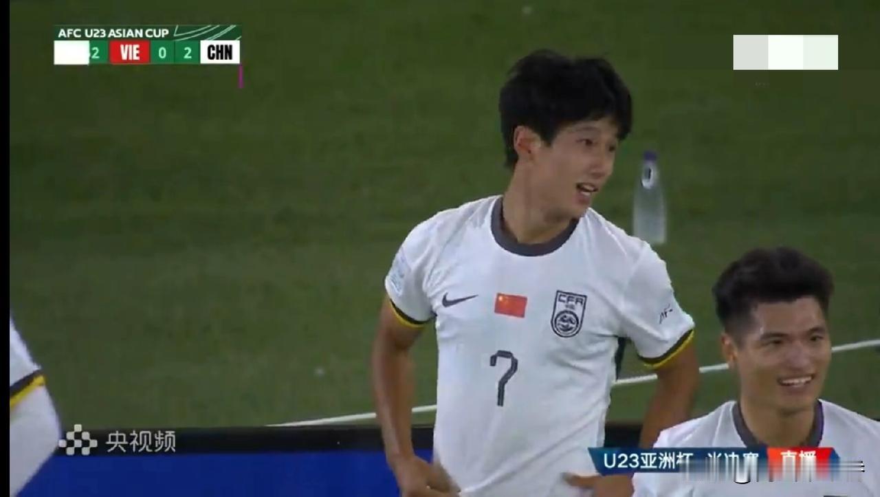 不可思议吧！下半场刚刚开场十分钟，中国队连进两个球了，2：0领先越南队，球迷们没