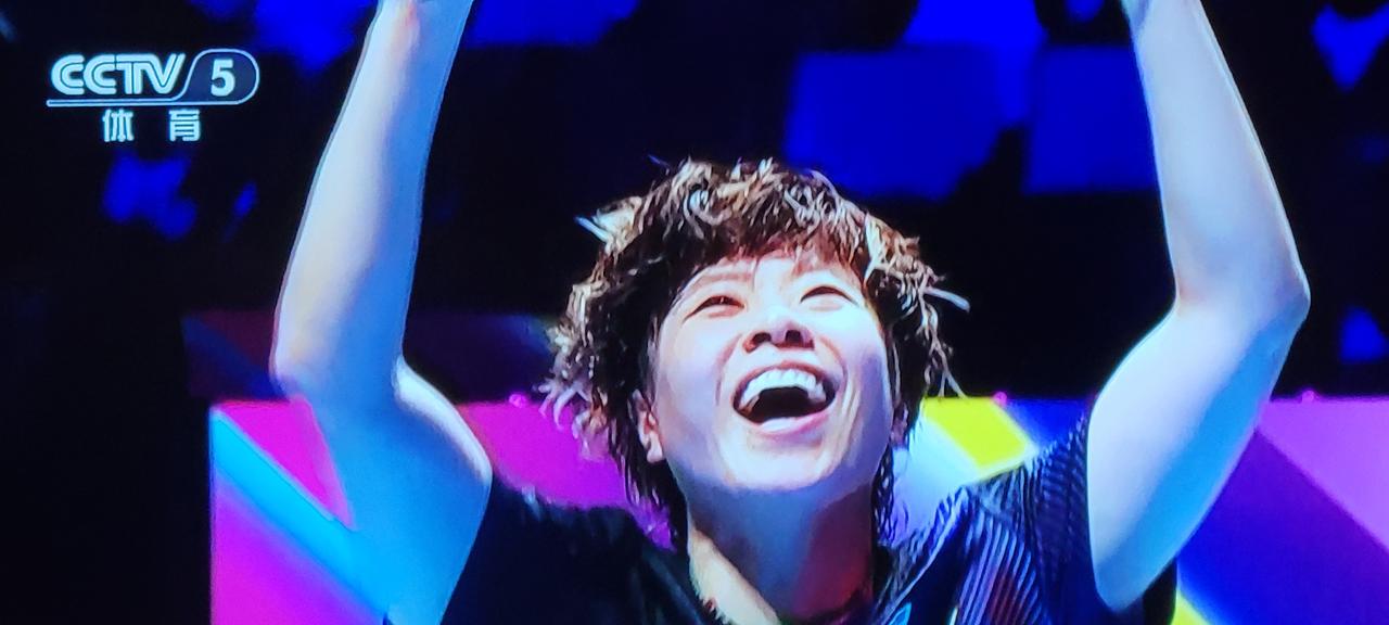 恭喜大迪4:1战胜张本美和跻身八强，赢球后她高挥双臂庆祝胜利！
说实话，想到了大