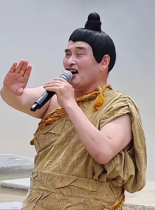 大衣哥朱之文演出裤子滑落淡定控场，再度冲上热搜

朱之文又因现场演出意外登上热搜