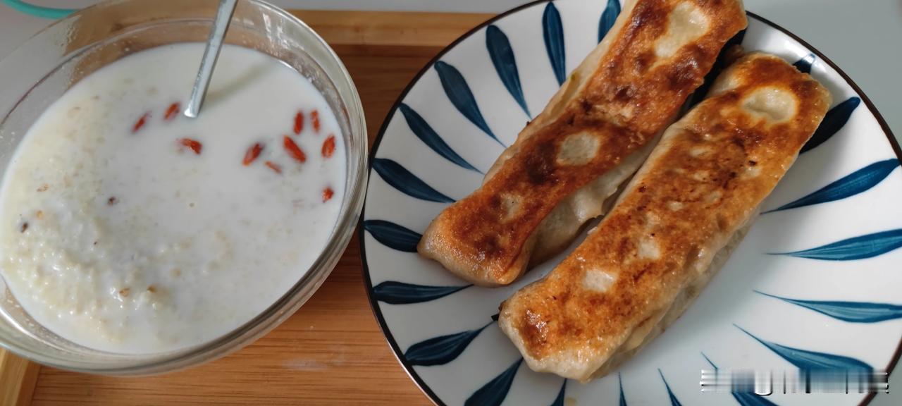 每逢过年，北方人讲究初一饺子，初二面，初三盒子往家转。我家老伴是一个墨守成规的人