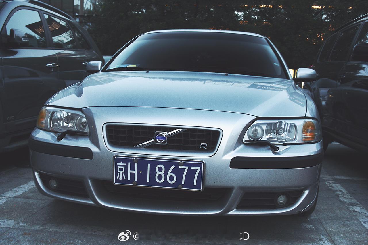 多年前在三里屯雅秀服装市场门口拍到的沃尔沃S60R，正经带R的沃尔沃 