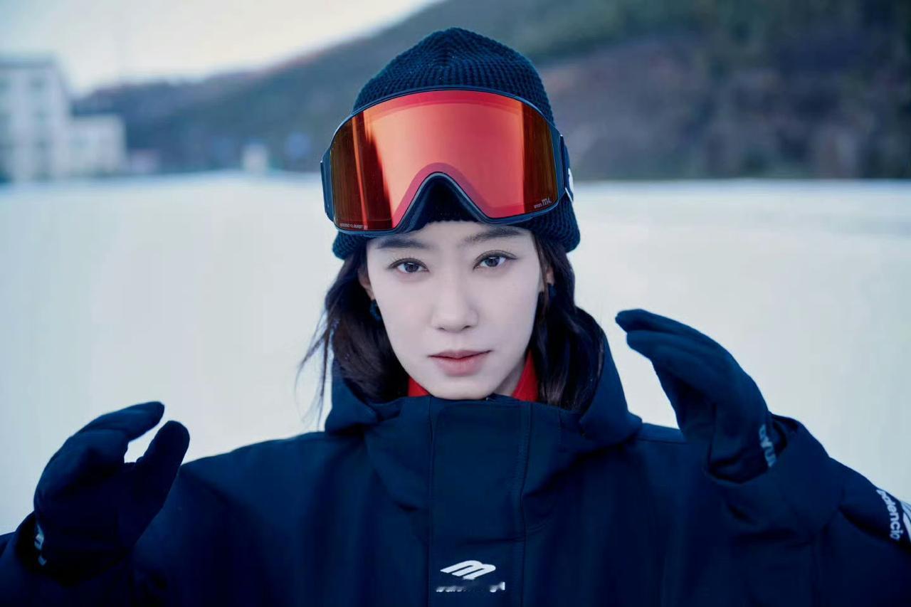 张小斐滑雪服几万块，她竟一言不发！
网友扒出天价，她却低调如常。
这波操作，情商