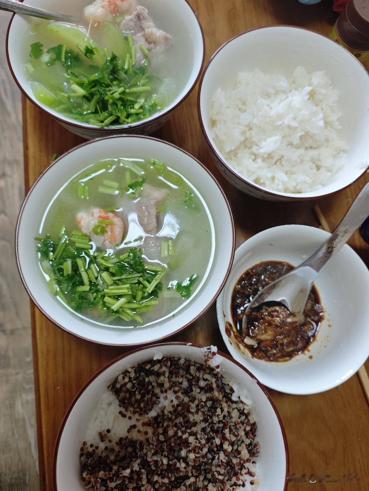 老太太一瘸一拐的，啥也没耽误干。上午去李村大集，结果吃个憋。

大概有一年没去了