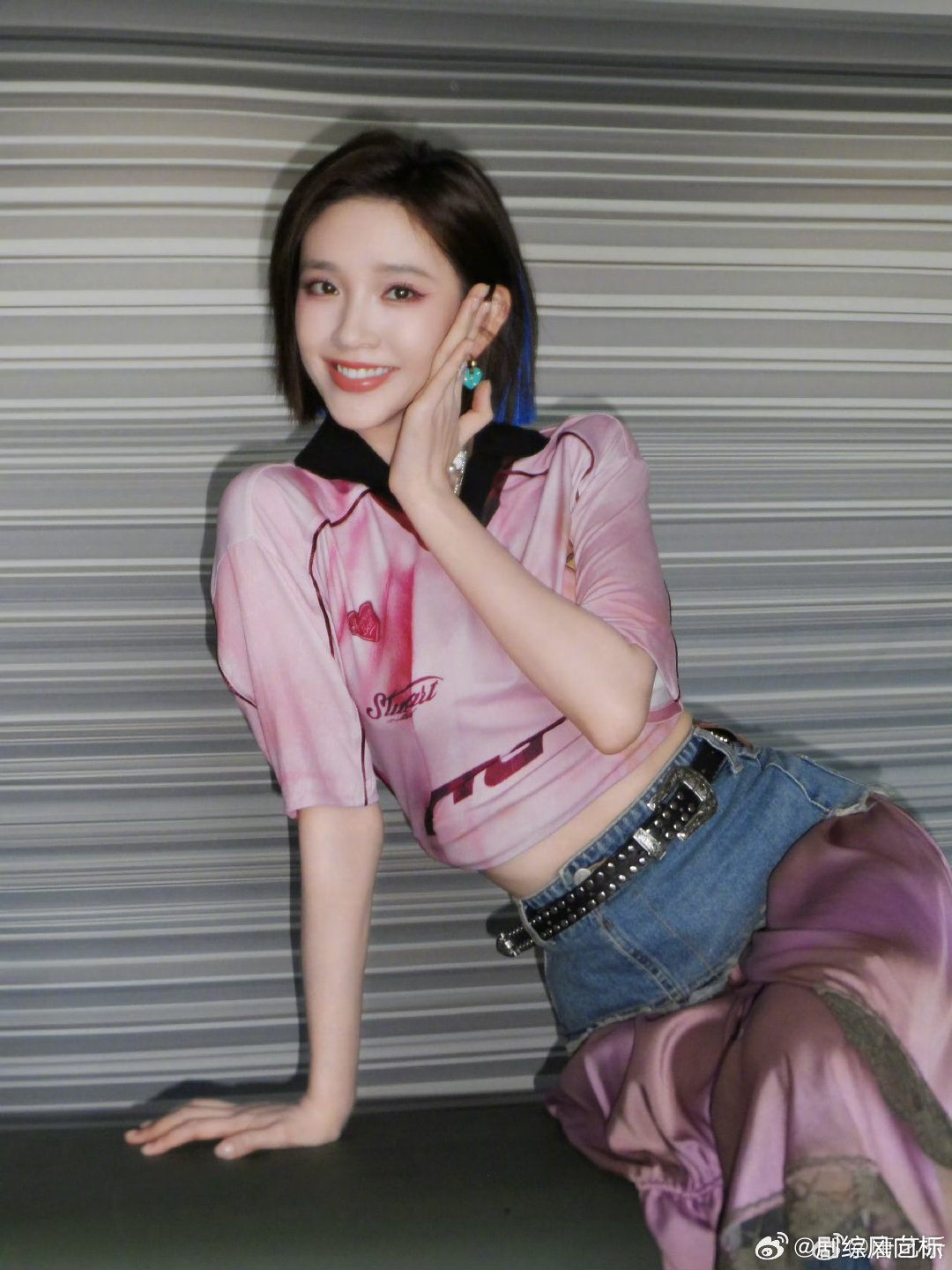 唐艺昕像颗爆汁水蜜桃唐艺昕牛仔腰封拼接粉裙 唐艺昕夜晚营业，好粉的一颗水蜜桃啊啊