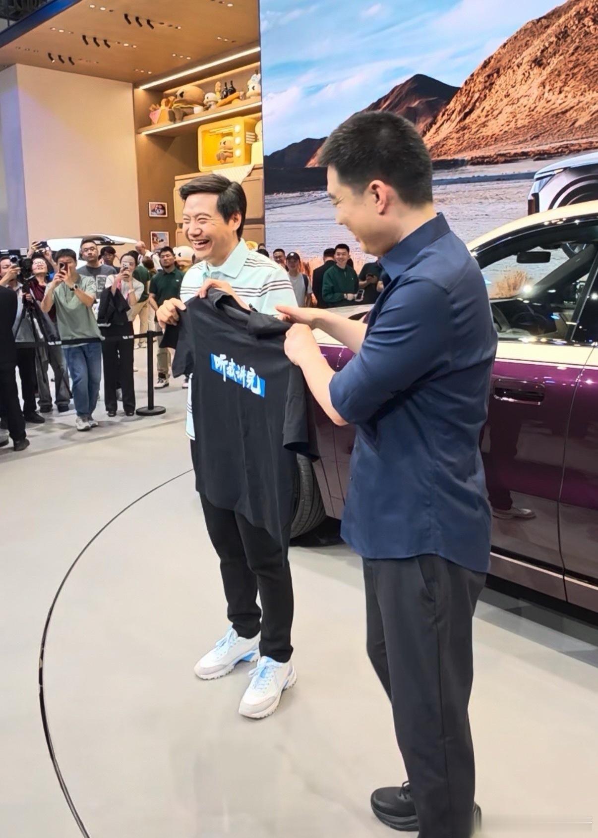 雷军送李想听我讲完T恤  这次车展雷总送李想那件“听我讲完”的T恤，真的把人给整