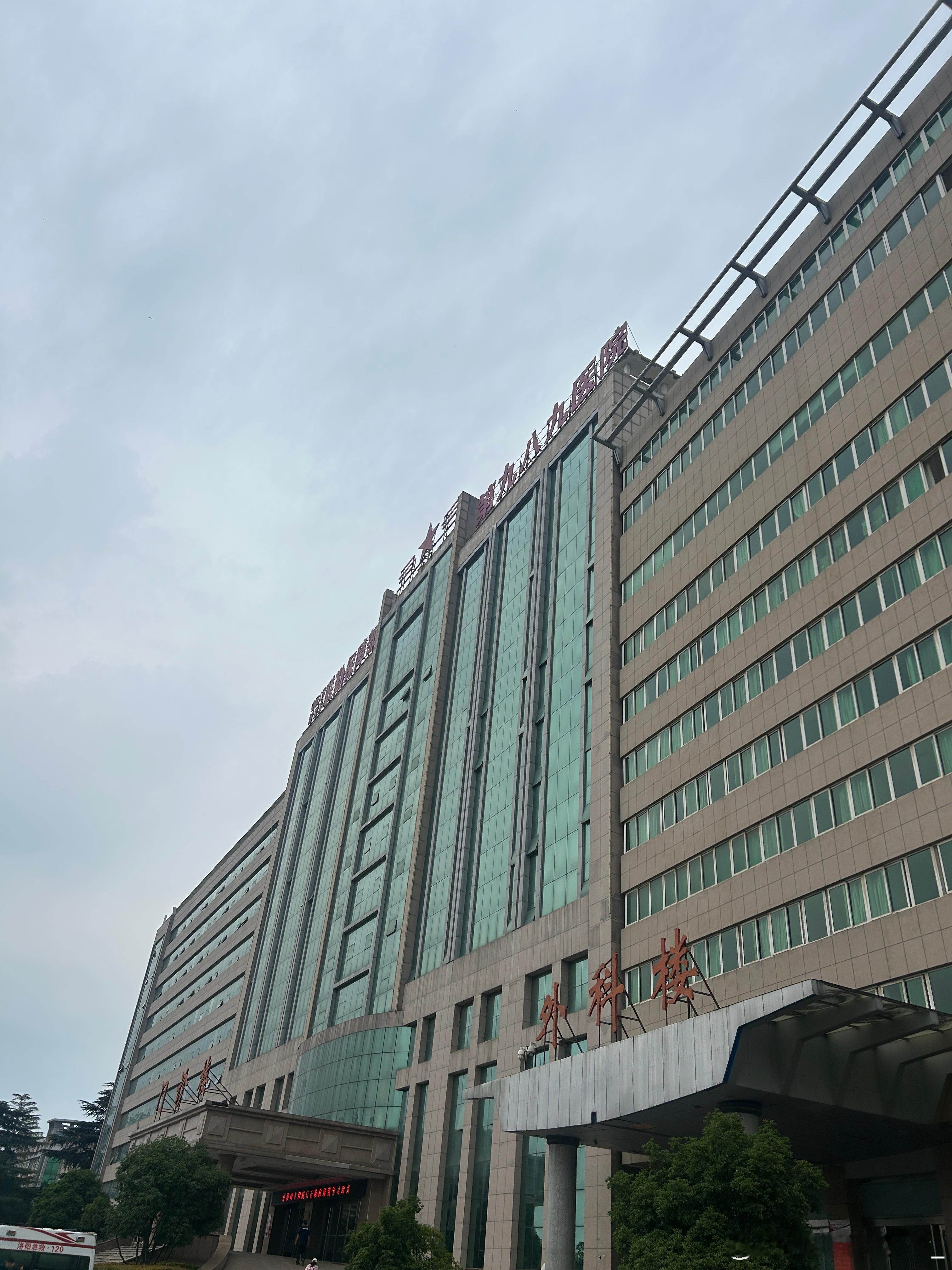 医院磁共振排队中手机没电了。三甲部队医院连个借充电宝的地方都没有。还好离得近。回