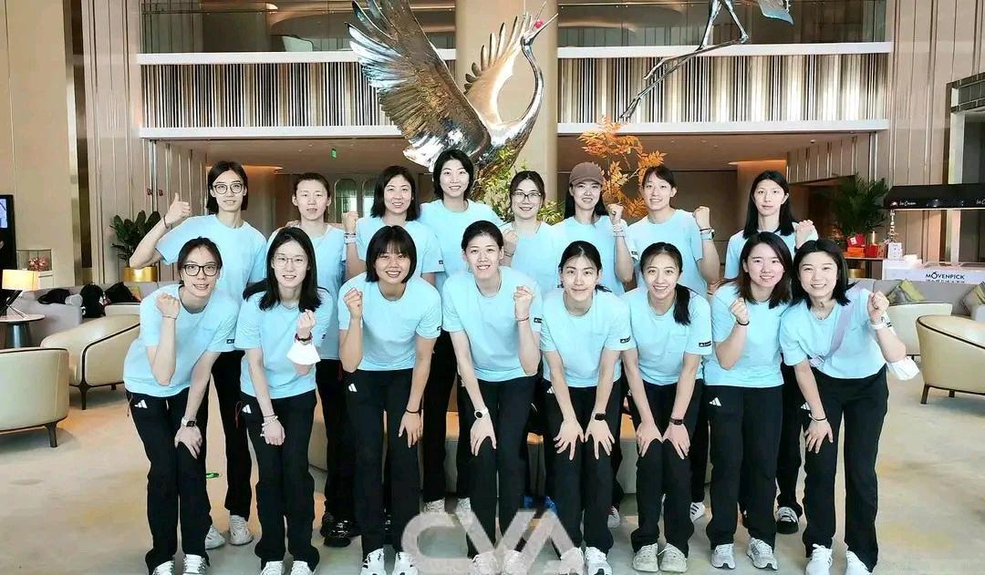 又是初夏五月，
中国女排再出征，
事关奥运入场券，
这次参加国家女排联赛，
中国