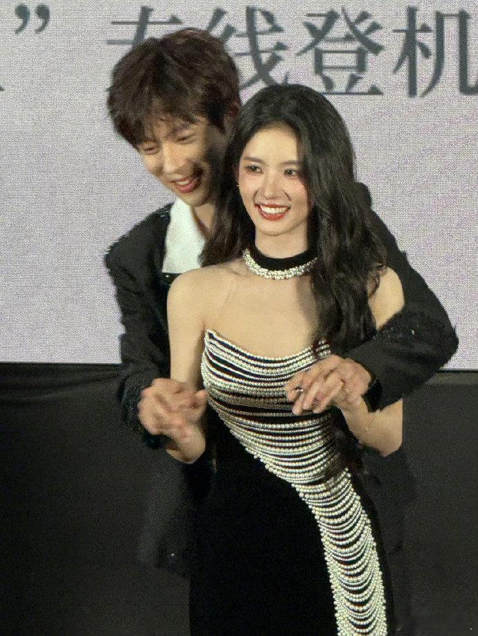 魏哲鸣刘些宁差点亲上镜头拉近的那一刻，真以为魏哲鸣和刘些宁就要对上了，太有张力。