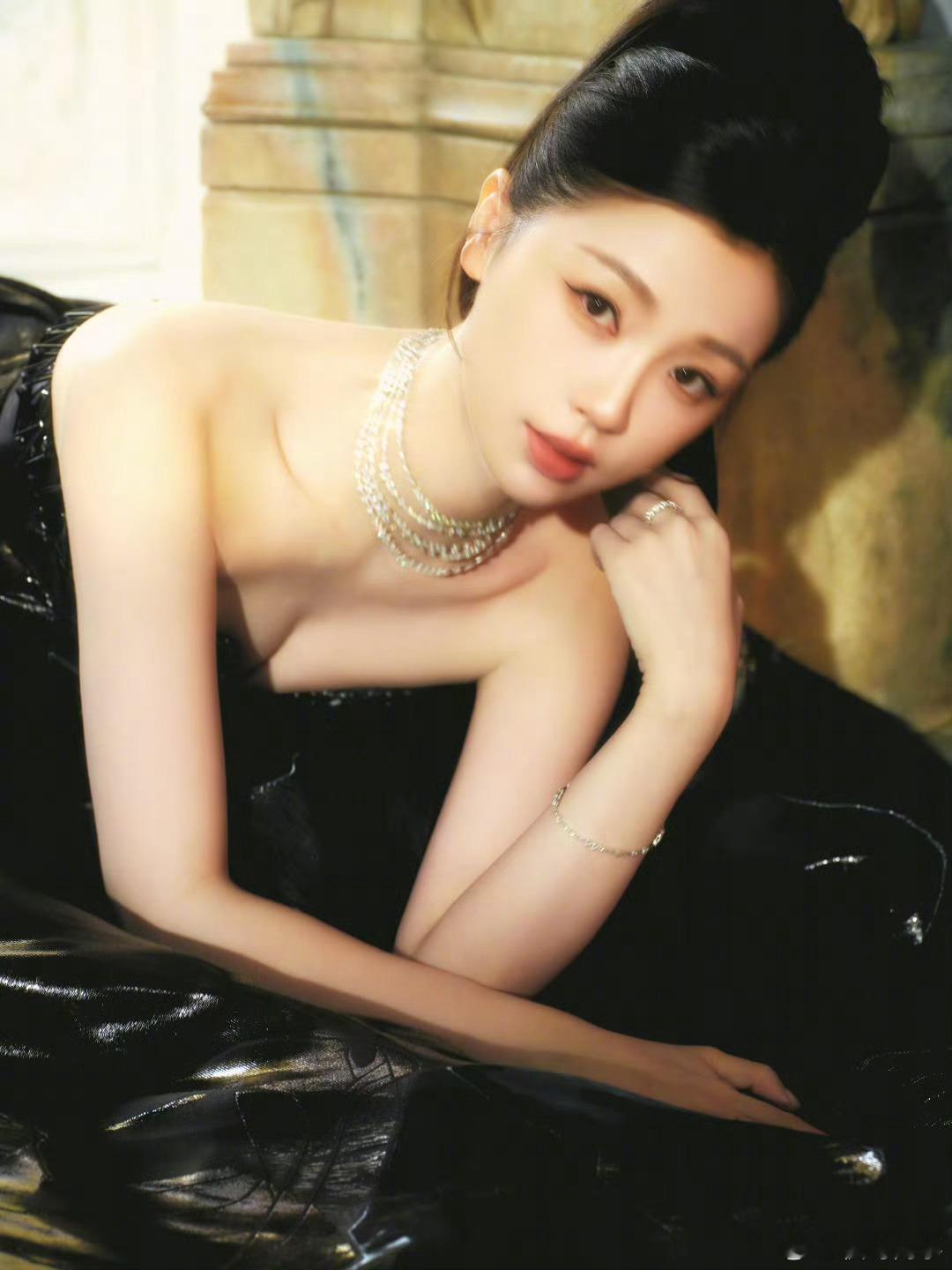 虞书欣黑莲花女王 女王气场全开……[鲜花][鲜花][鲜花] 