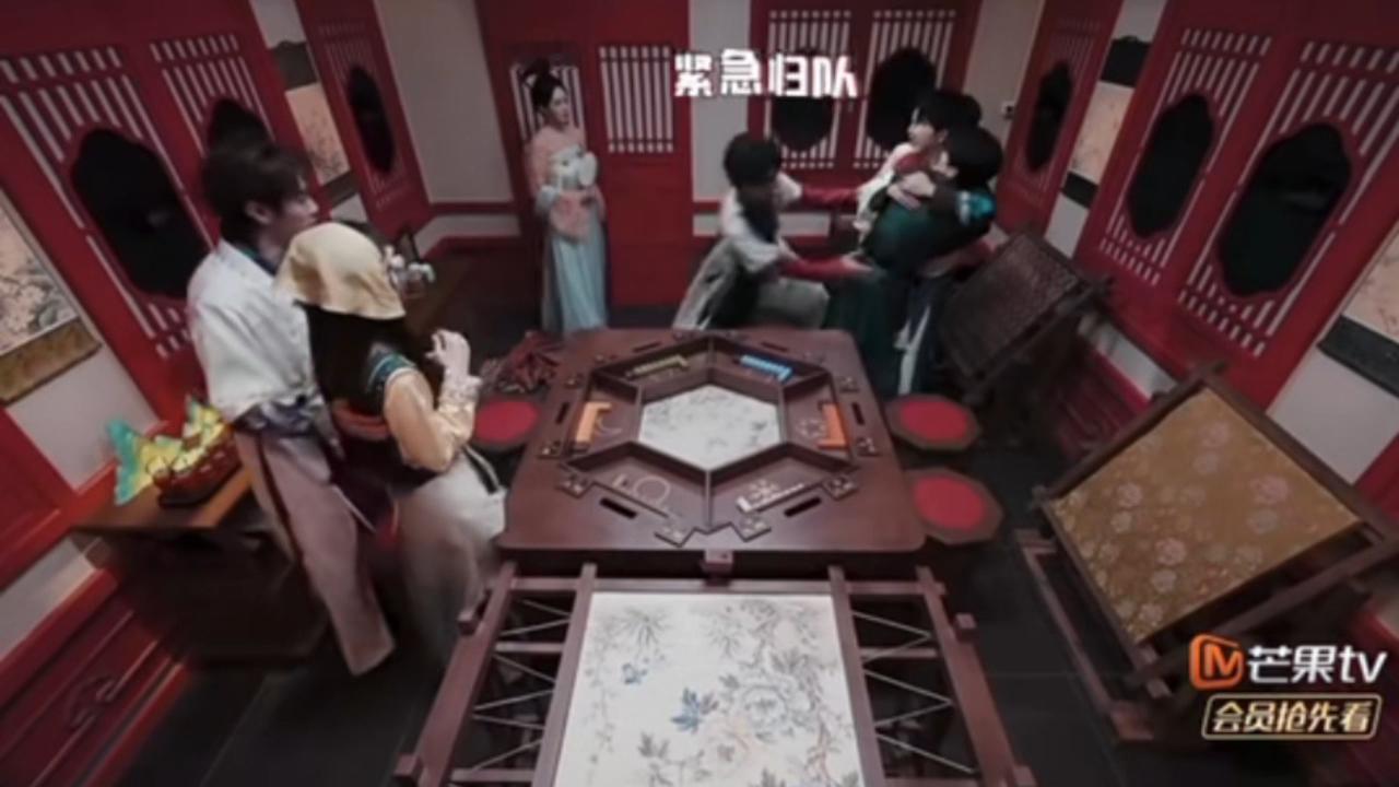 刚进密室就被NPC吓到，原本想保护娜扎结果直接躲到她身后，主打一个“嘴上说不怕，