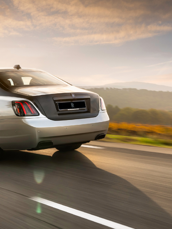 劳斯莱斯Black Badge古思特系列II黑镀铬外观+22英寸轮毂超吸睛，6.