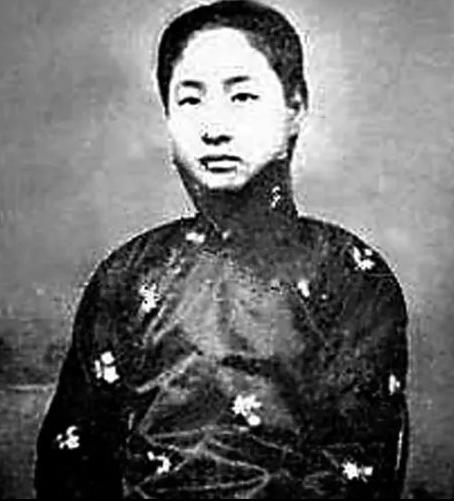 1916年，蔡锷病死了，小情人小凤仙参加完他的葬礼便消失了，直到1998年，她的