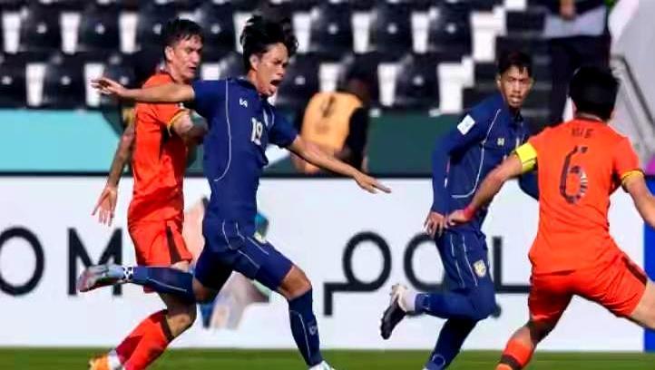 U23靠532蹲坑蹲进四强，听着像奇迹，其实就是把希望压成一条缝：门神李昊扑到抽